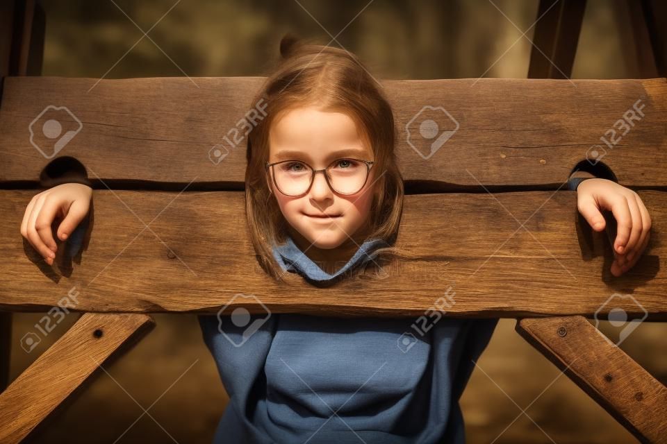 木製のピロリーの女の子の肖像画