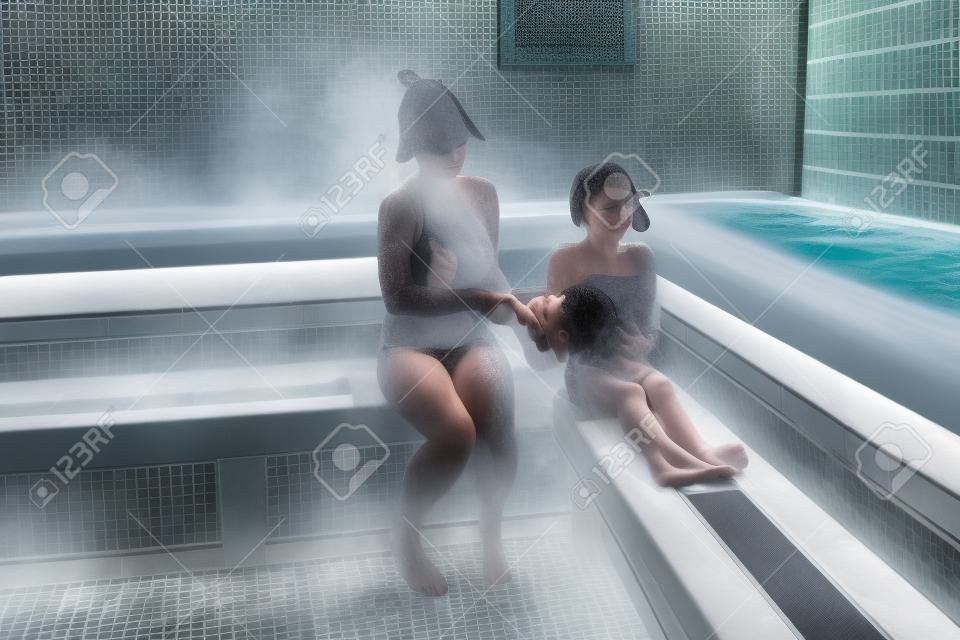 러시아 목욕탕의 한증막에서 어머니와 그녀의 아들