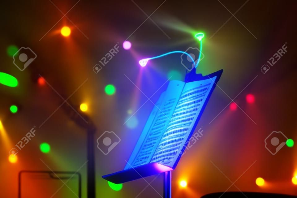 Nota de la música de pie con las luces llevadas durante un concierto