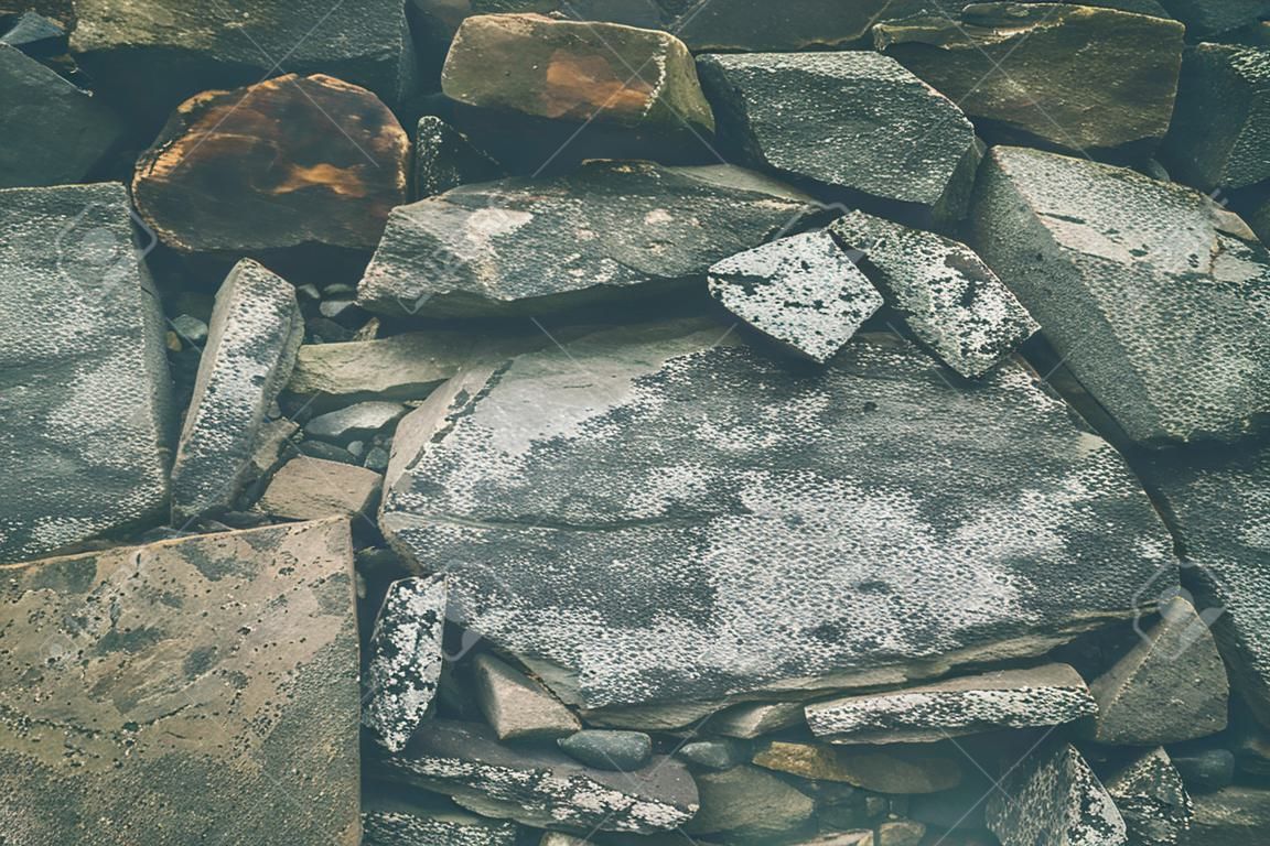 Textur einer rustikalen Steinmauer. Rustikale Konstruktionen