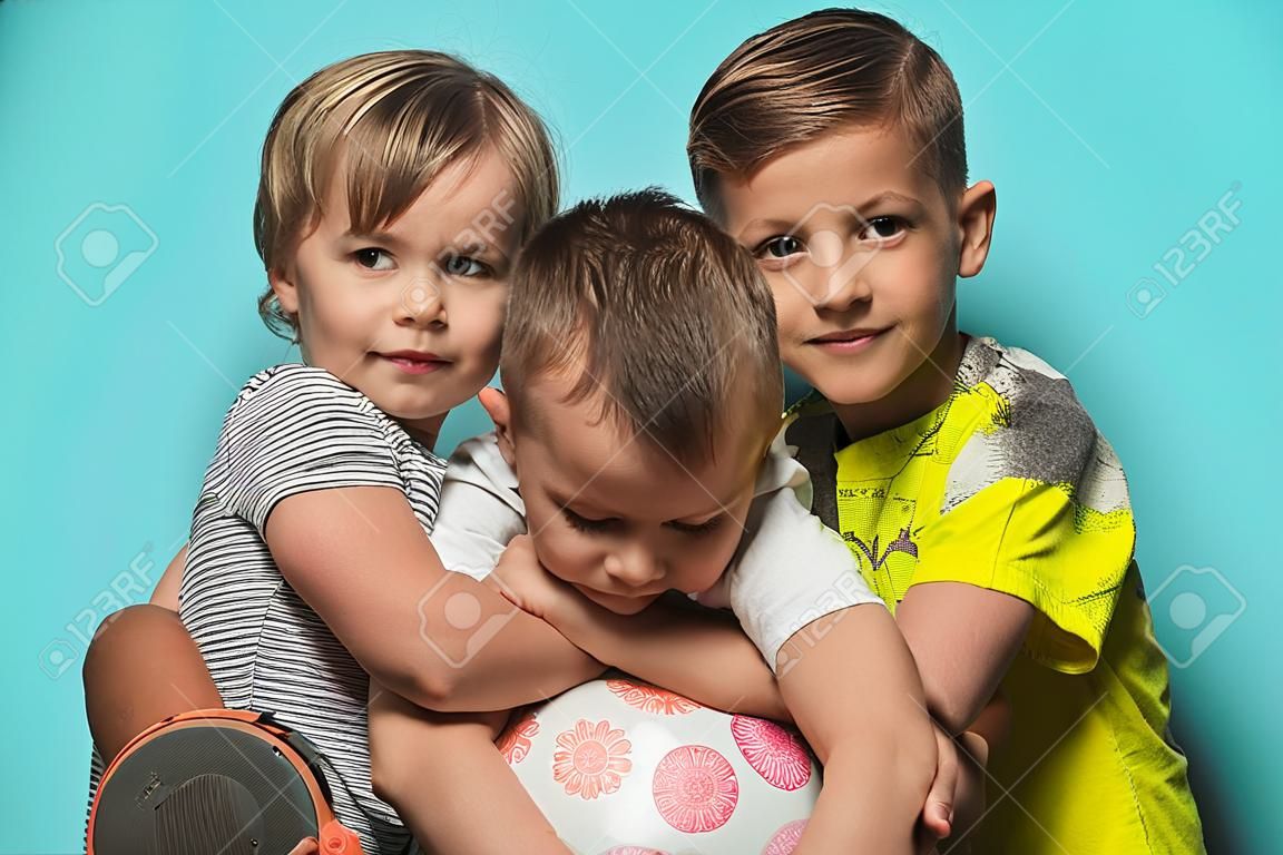 Porträt von drei Geschwisterkindern. Konzept der Familie