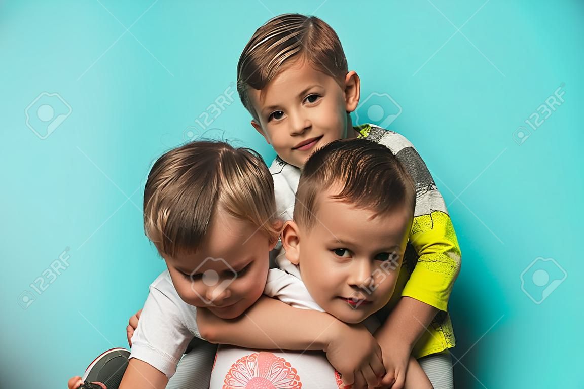 Ritratto di tre fratellini. Concetto di famiglia