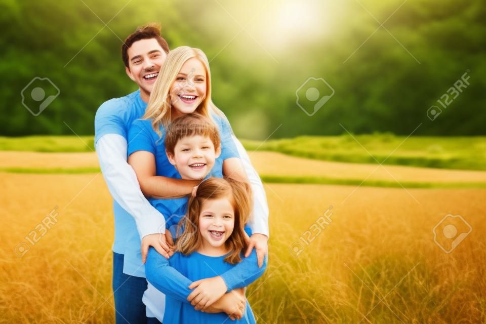 Portret szczęśliwej młodej rodziny uśmiechający się na wsi. koncepcja rodziny zabawy w przyrodzie.