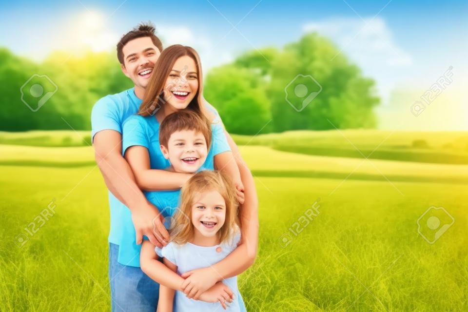 Portret szczęśliwej młodej rodziny uśmiechający się na wsi. koncepcja rodziny zabawy w przyrodzie.