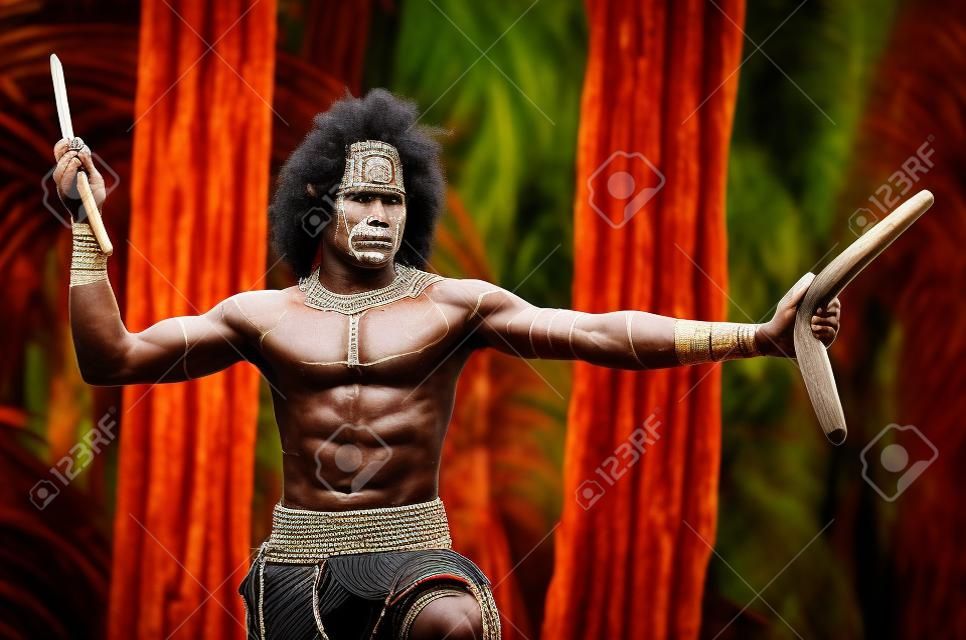 Retrato de un solo Yugambeh aborigen guerrero hombre preformas cultura aborigen arte marcial durante el espectáculo cultural en Queensland, Australia.