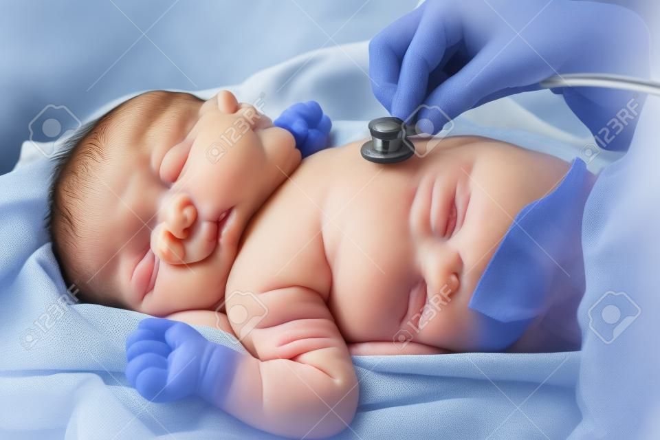 Cheques partera recién nacidos latido del corazón del bebé.