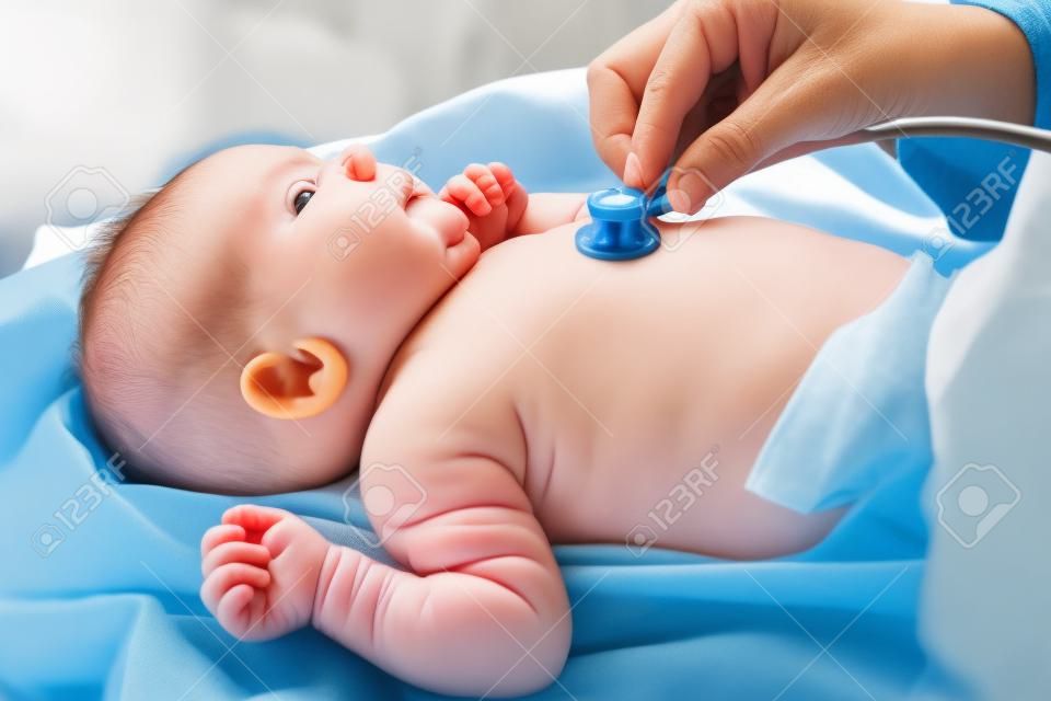 Cheques partera recién nacidos latido del corazón del bebé.