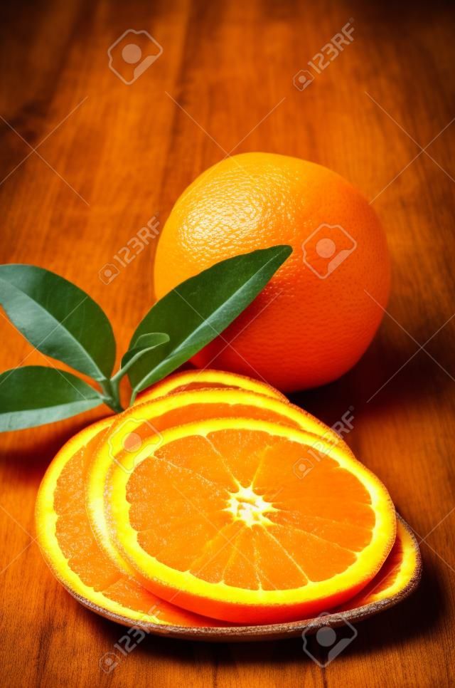 tranche orange sur plat sur fond de bois