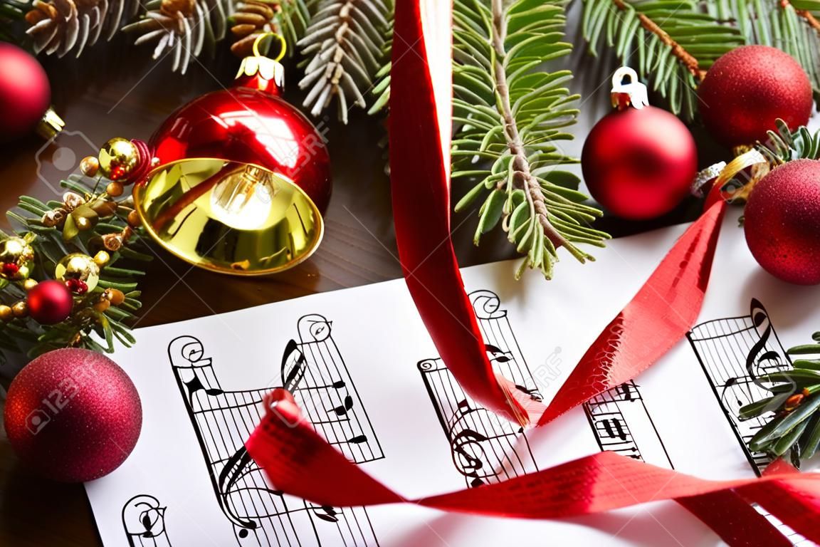 クリスマスの装飾とノートのシートの上に横たわるモミ枝