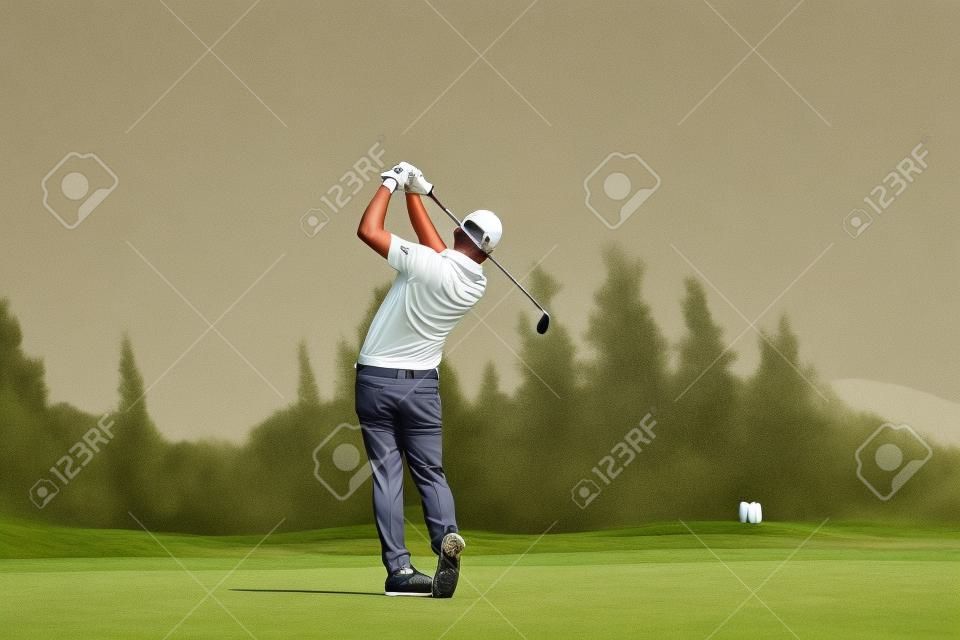 Игроки в гольф ударил подметания поле для гольфа в летний старинные цвета