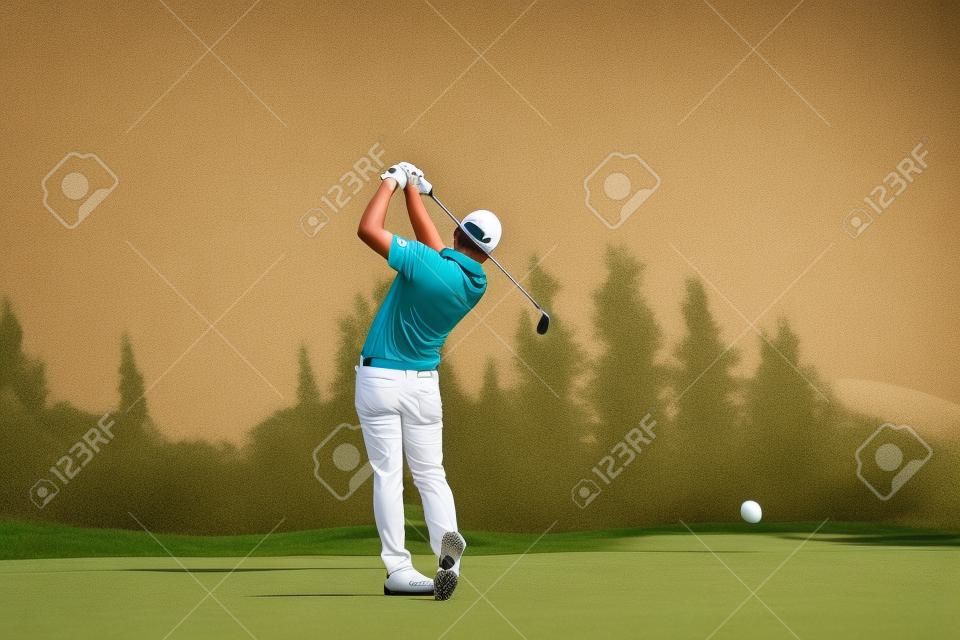 Golfer schlagen geschwungenen Golfplatz im Sommer Jahrgang Farbe