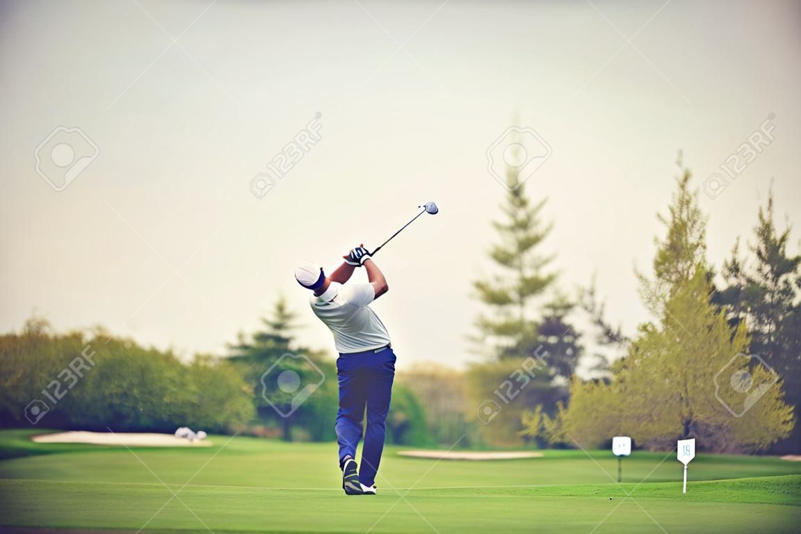 高爾夫球手在夏天復古撞色一覽無餘高爾夫球場