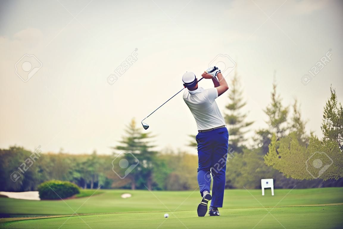 Игроки в гольф ударил подметания поле для гольфа в летний старинные цвета