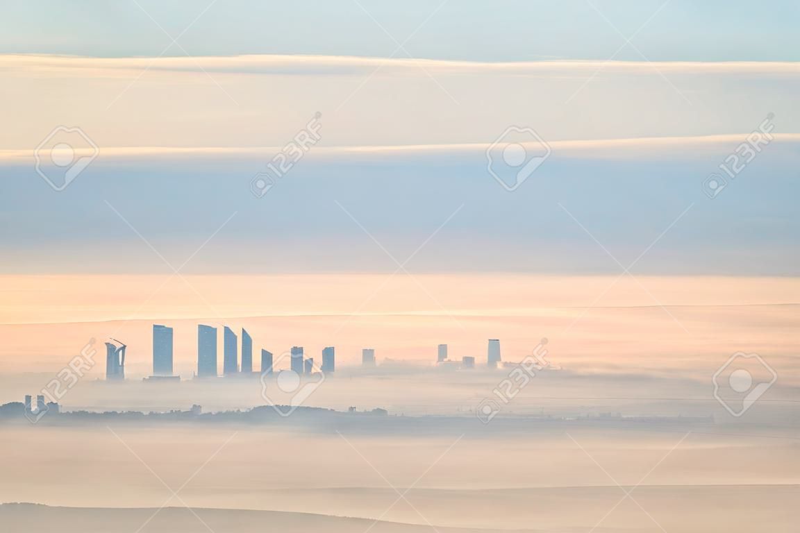 Paisaje urbano lejano de la ciudad de Madrid con niebla por la mañana. Imagen artística
