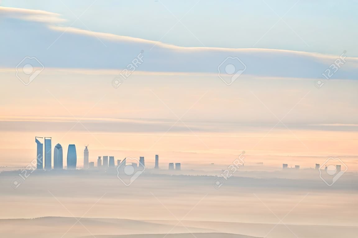 Paisaje urbano lejano de la ciudad de Madrid con niebla por la mañana. Imagen artística