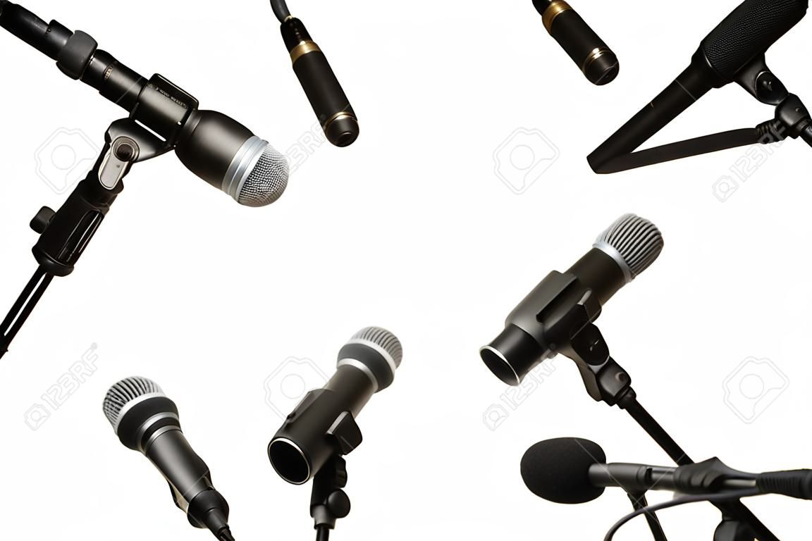 Micrófonos de la conferencia de prensa aislado en blanco