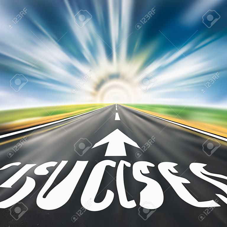 Dirigir em uma estrada de asfalto vazia em movimento turvo, em direção à luz e sinal que simboliza o sucesso. Conceito para o sucesso.