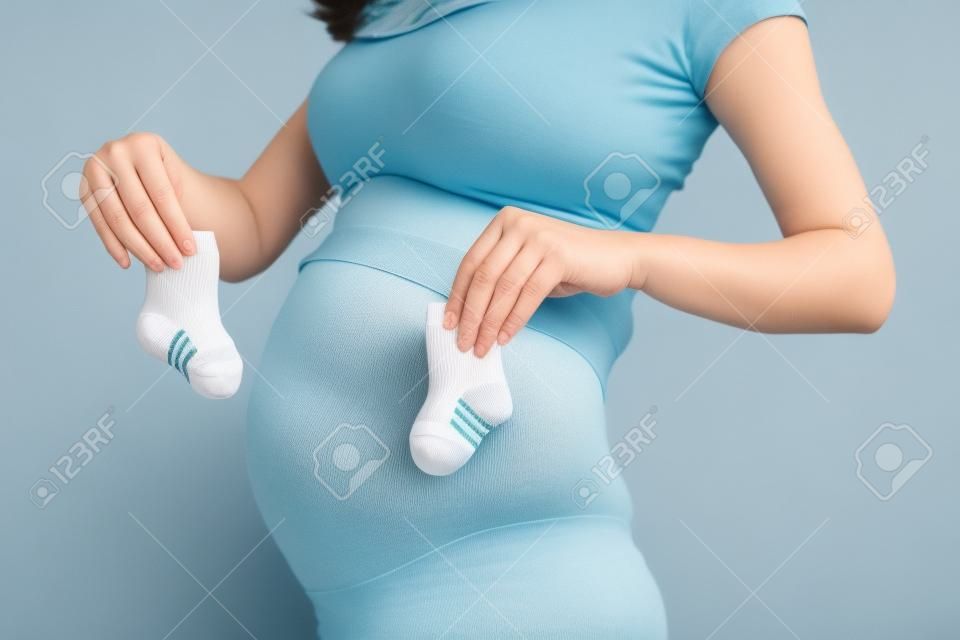 Foto d'epoca, la donna incinta con i calzini per il bambino, il concetto di estensione della famiglia e in attesa per il neonato