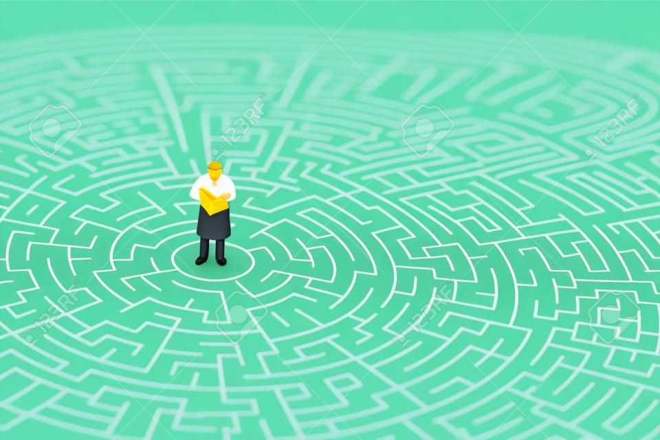 Miniaturleute: Geschäftsmann, der auf Mitte des Labyrinths liest. Konzepte zur Lösung, Problemlösung und Herausforderung.