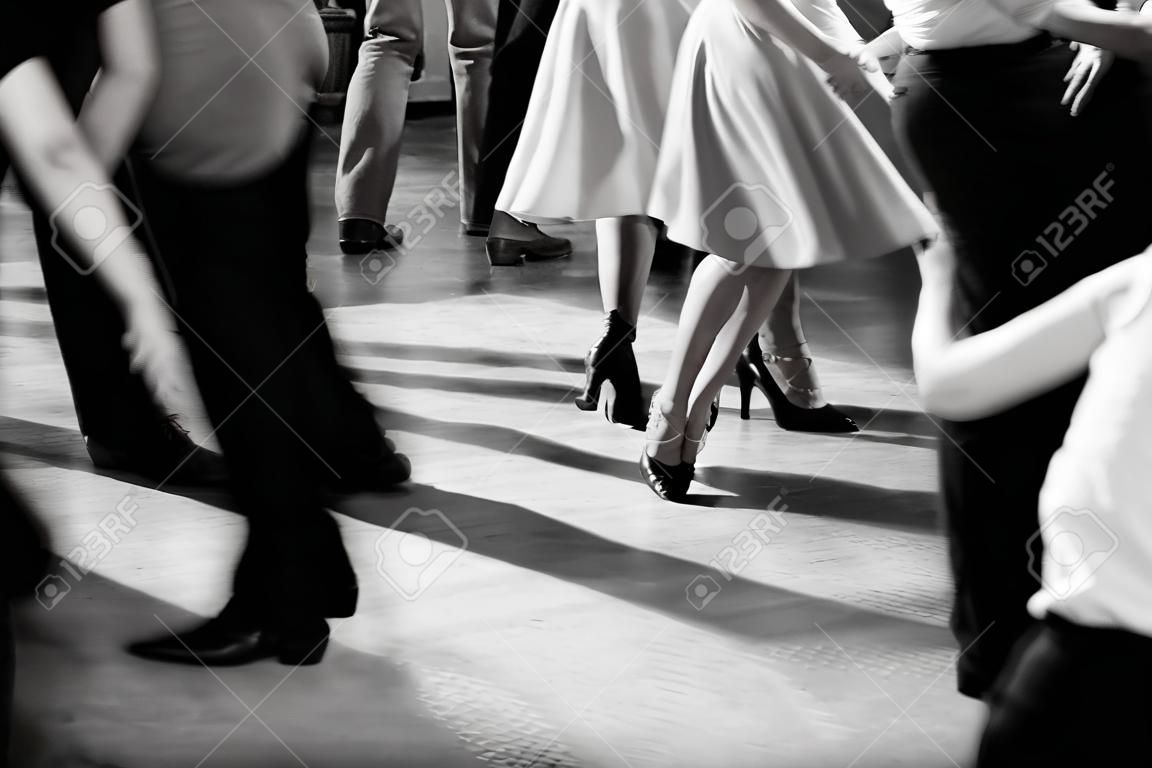 Vintage stijl foto van danshal met mensen dansen