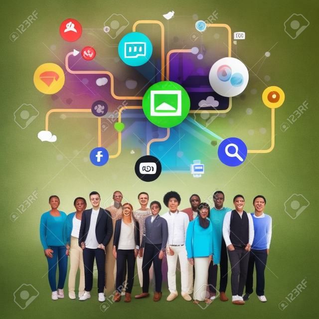 Grupo de personas multiétnica en un Social Media temáticas de fotos