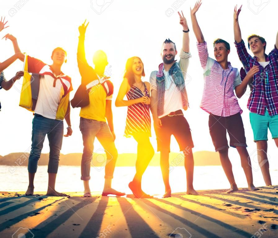 青少年朋友海滩派对快乐概念