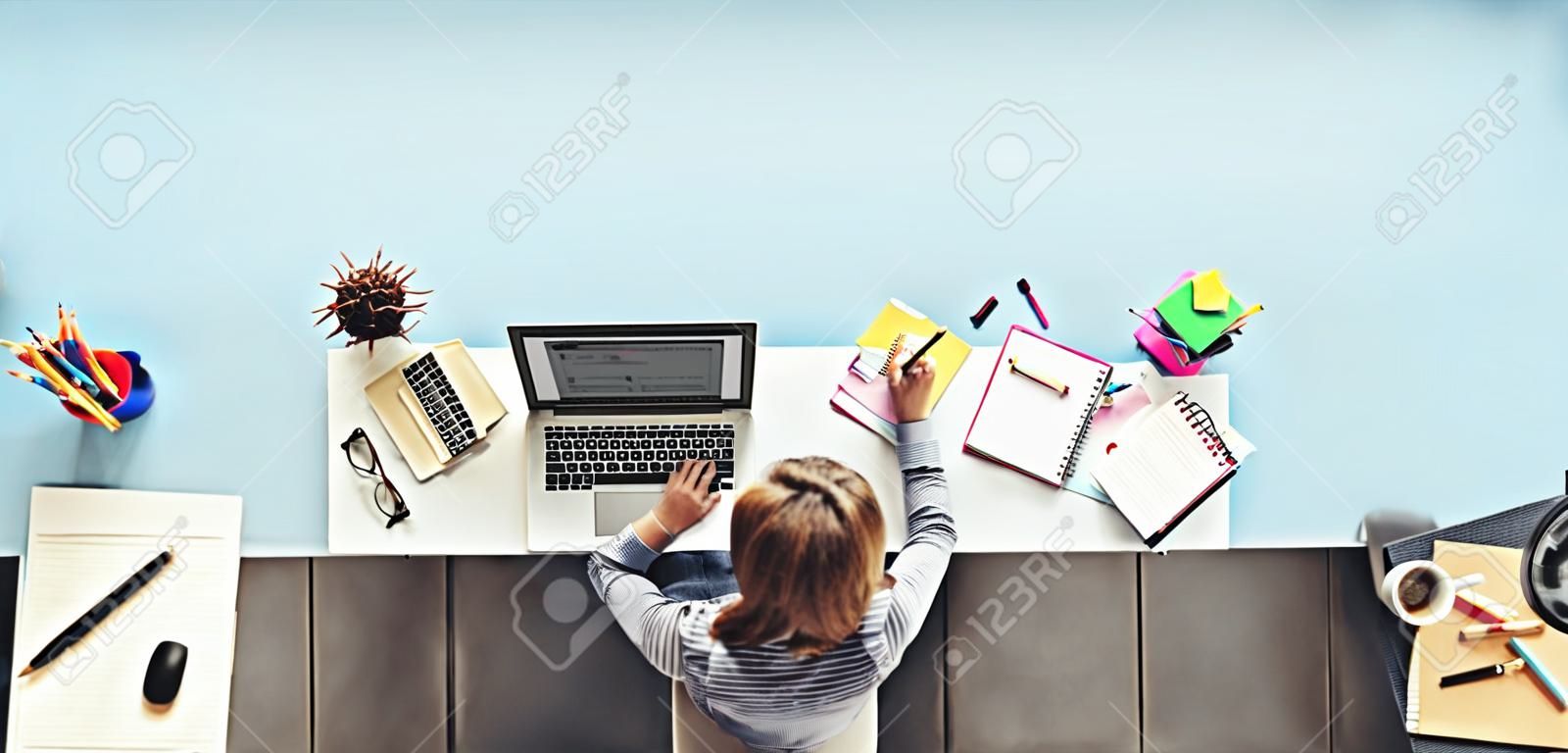 Kollegen besetzt Arbeiten Laptop Bürokonzept
