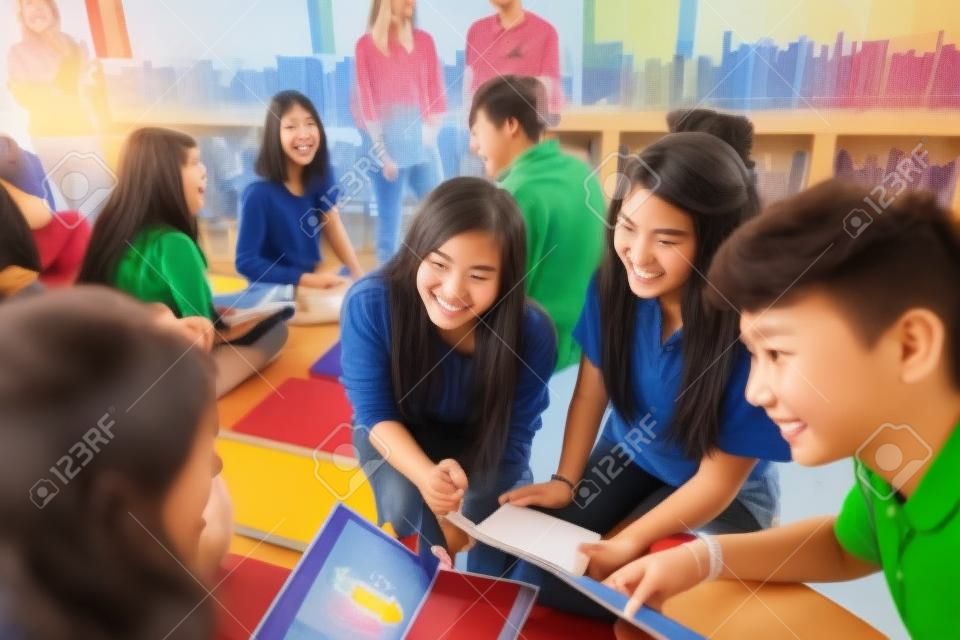 Klassenkamerad Klassenzimmer-Sharing Internationale Freund Konzept