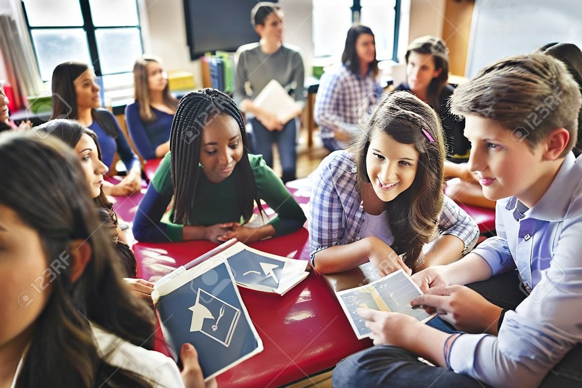 Klassenkamerad Klassenzimmer-Sharing Internationale Freund Konzept