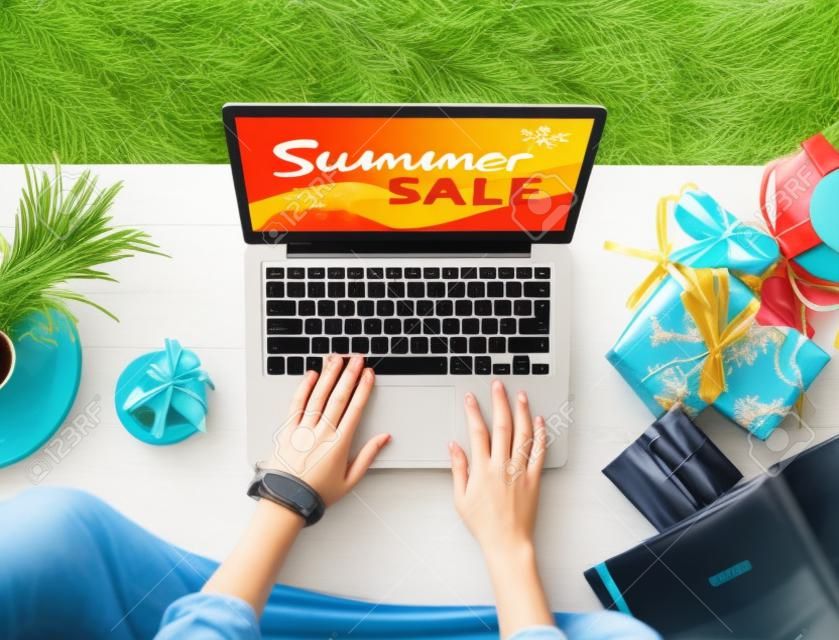 Summer Sale Laptop Relax Urlaub Shopping-Konzept