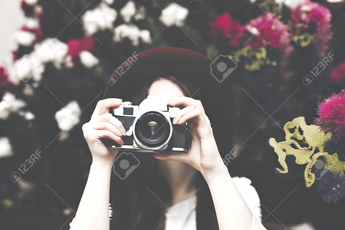 Podróżnik zdjęcie aparatu turystycznego dziewczyna pani koncepcja