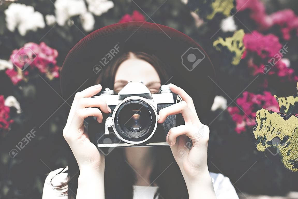 Viajero de fotografía de la cámara de turismo señora de la muchacha Concept