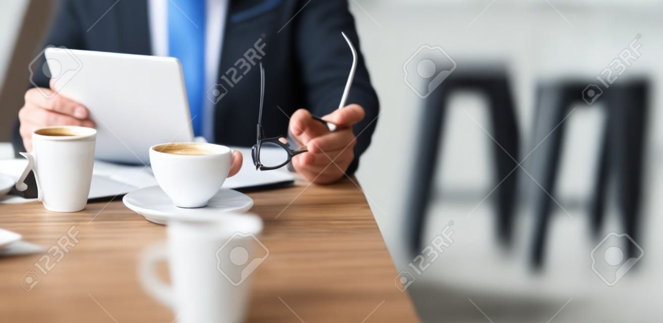 Geschäftsmann-Arbeit im Café-Konzept