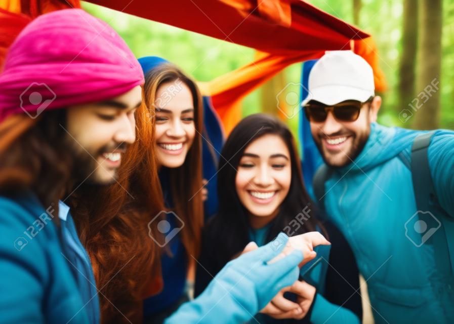 Menschen, Freundschaft, Hangout Reisen Reiseziel Trekking-Kamera-Konzept
