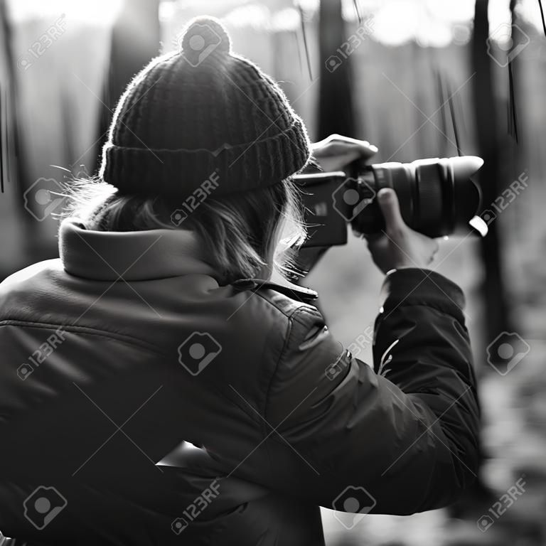 El fotógrafo cámara Shooting del hombre natural de maderas Concept