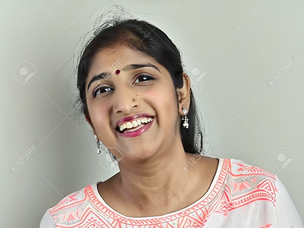 Indien ethnique Portrait de femme heureuse