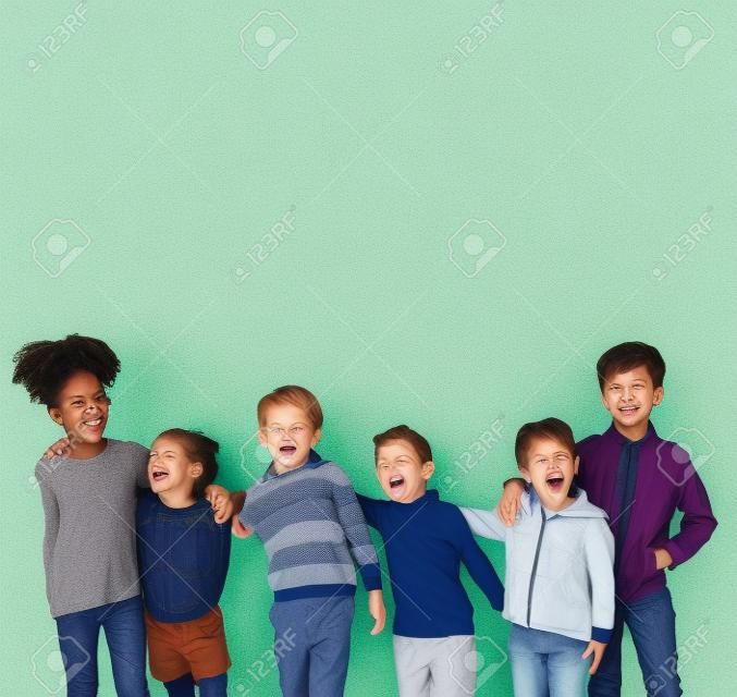 Kleine Kinder zusammen Hangout lächelnd