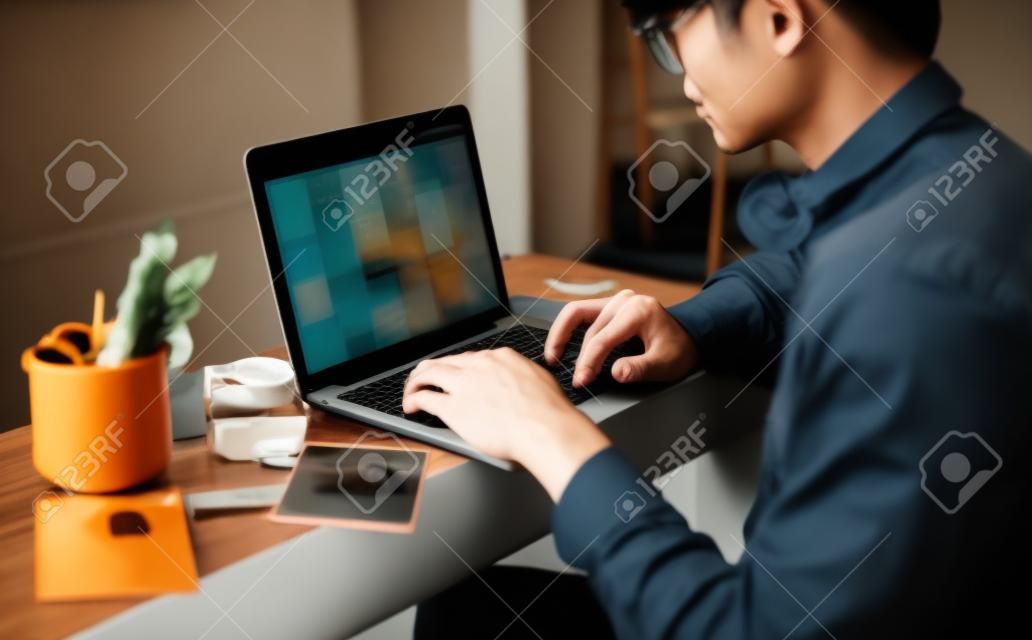 Asia chico sentarse la computadora portátil cámara de trabajo