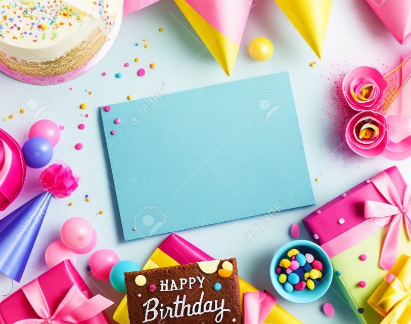 Célébration d'anniversaire avec un gâteau présente un espace de copie de cartes