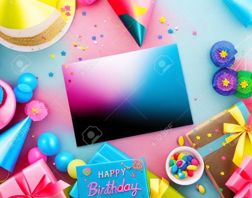 Obchody urodzin z ciastem przedstawiają miejsce na kopię karty
