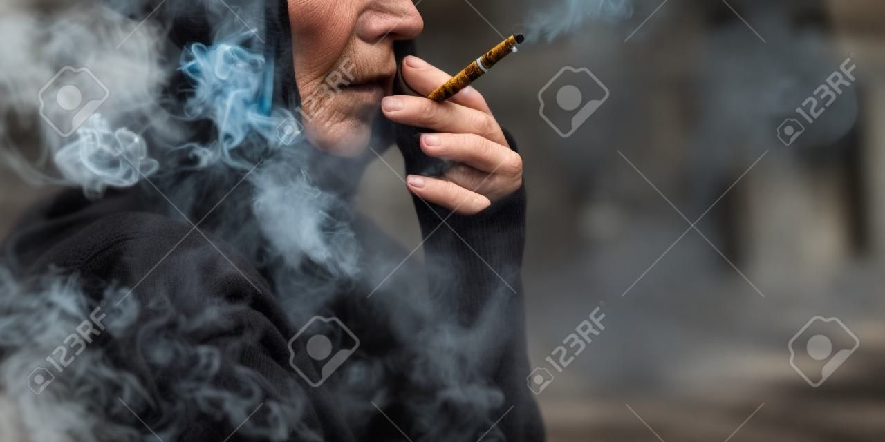 dakloze volwassen vrouw roken sigaret verslaving