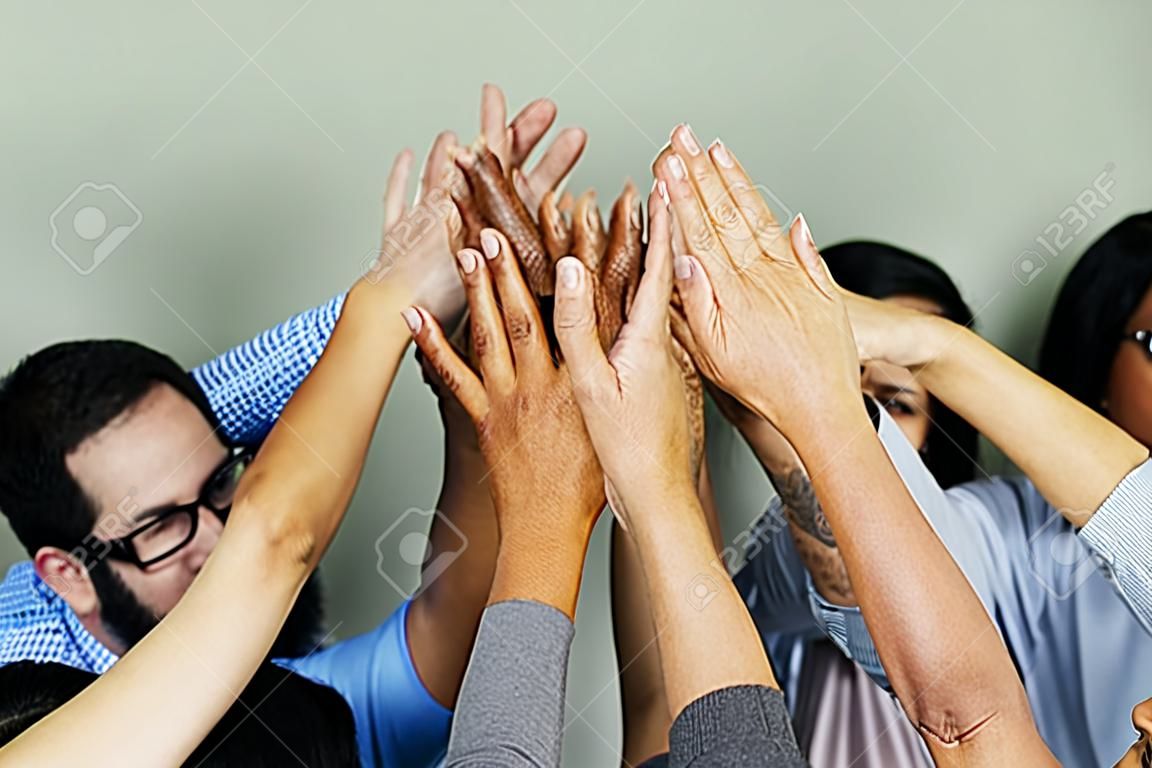 Grupo de pessoas diversas Mãos juntas Cooperação de trabalho em equipe