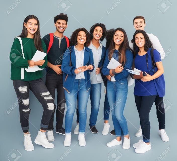 Gruppe von Studenten lächelnd und stehen zusammen