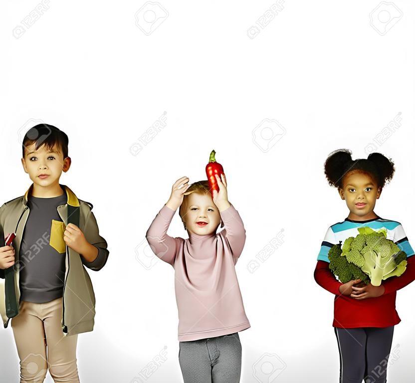 Bambini che tengono verdura sana
