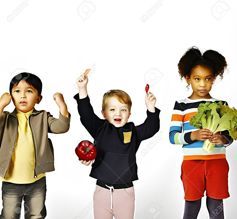 Bambini che tengono verdura sana