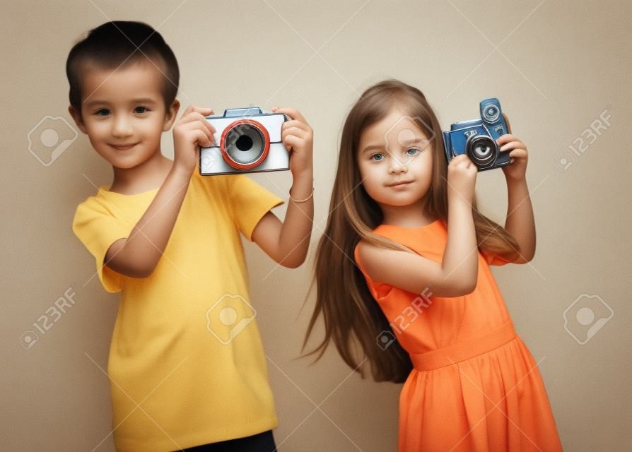 Маленькие дети с фотоаппаратом