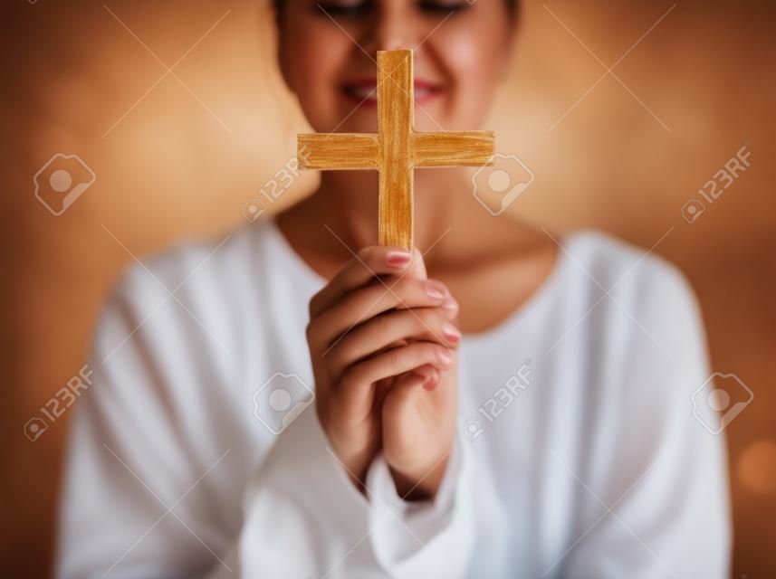 mujer adulta manos sosteniendo la cruz rezando para dios religión