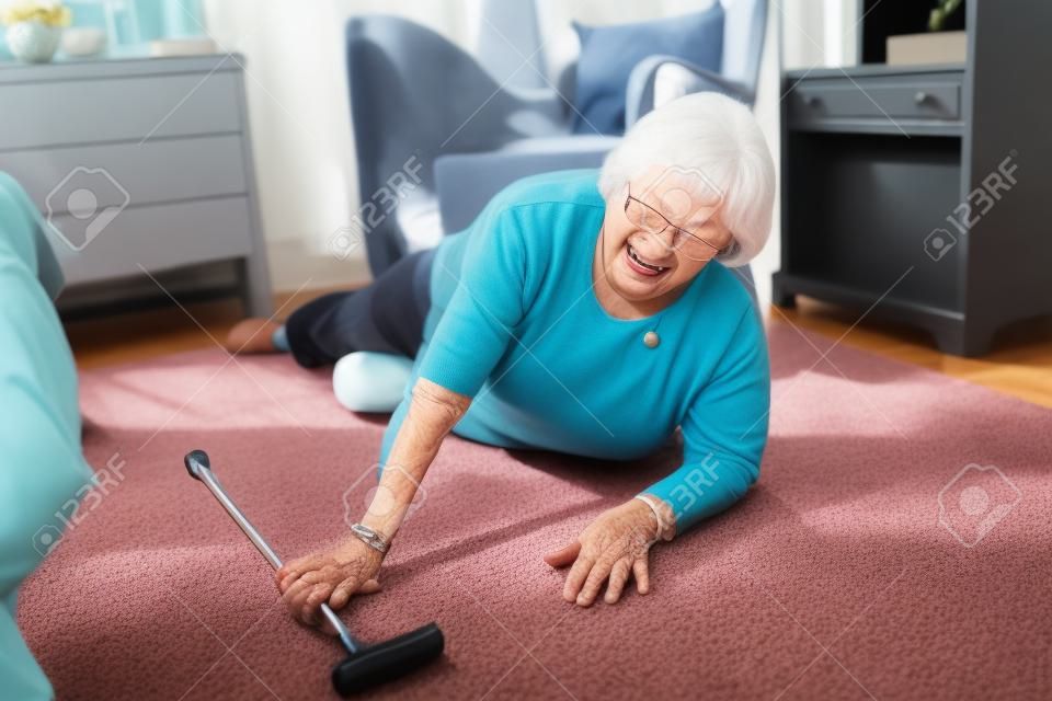 Ältere Frau fiel auf den Boden