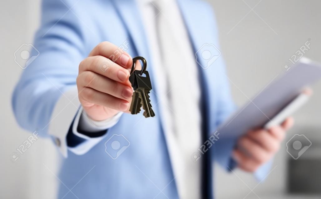 Agent immobilier remettant la clé de la maison