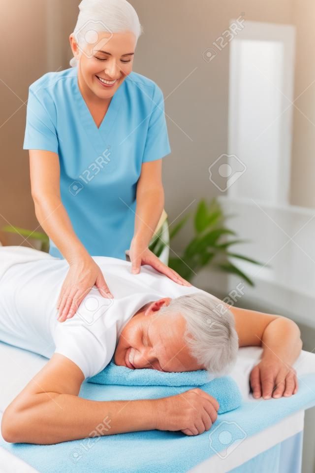 Ein Senior bei einer Massage